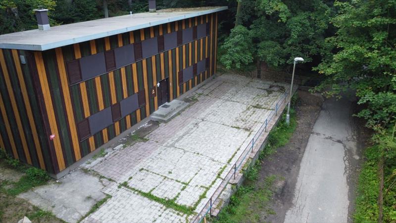 Pohled shora na klubovnu s teráskou