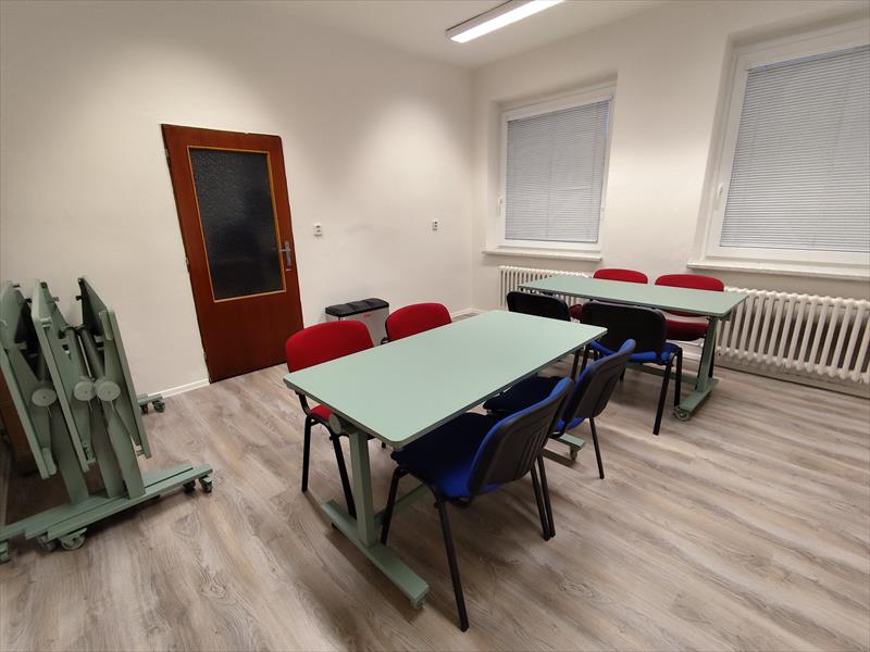 Konferenční místnost - další volné stoly